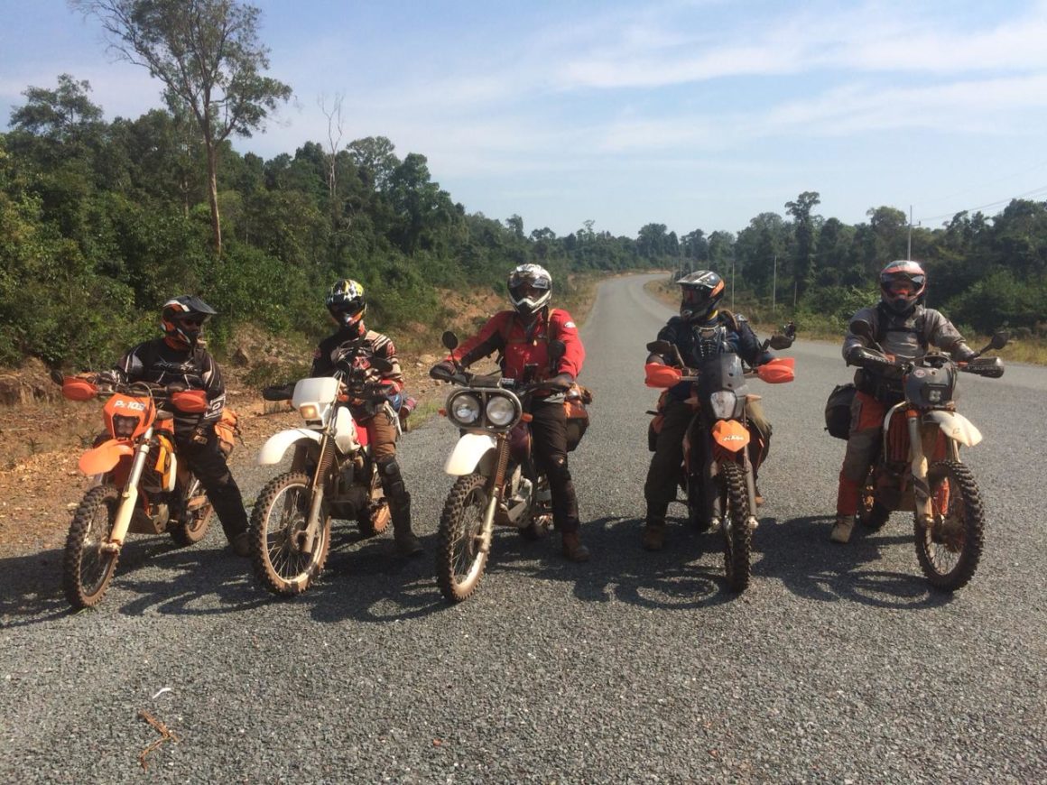 Auf der Enduro Kambodscha durchbetet