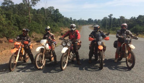 Auf der Enduro Kambodscha durchbetet