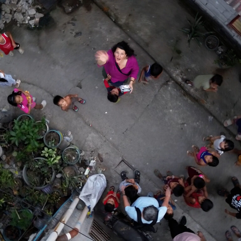 Ruth Gebhard mit Straßenkindern in Manila